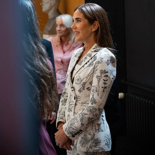 کت و شلوار طرح‌دار ملکه مری دانمارک