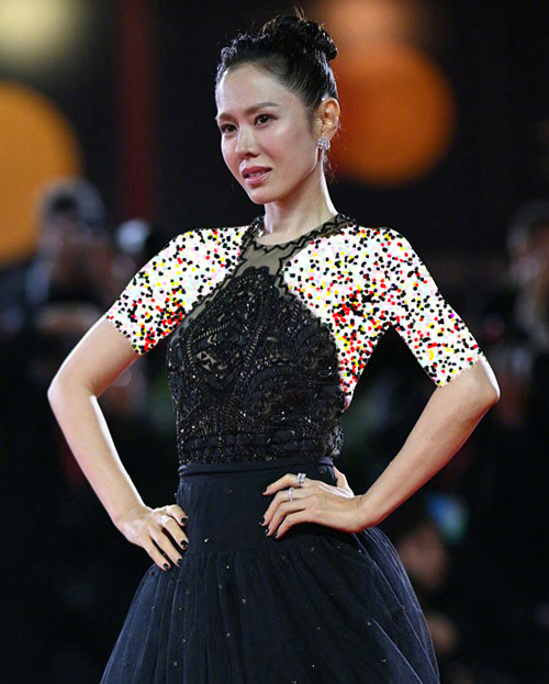 سون یه‌جین روی فرش قرمز جشنواره ونیز ۲۰۲۵