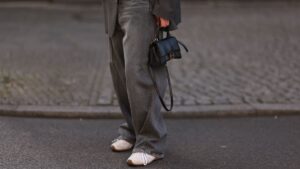 شلواری که ناگهان جایگزین شلوار جین آبی شد؛ ست کردن این شلوار را یاد بگیرید