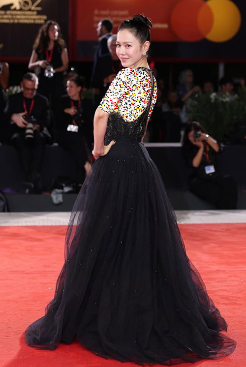 سون یه‌جین روی فرش قرمز جشنواره ونیز ۲۰۲۵