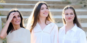 ملکه و شاهدخت‌های اسپانیا با صندل‌های شبیه به هم در خیابان دیده شدند