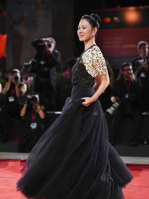 سون یه‌جین روی فرش قرمز جشنواره ونیز ۲۰۲۵