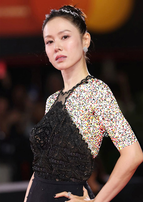 سون یه‌جین روی فرش قرمز جشنواره ونیز ۲۰۲۵