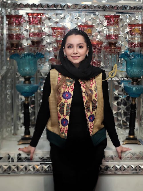 جلیقه رنگارنگ نازنین بیاتی