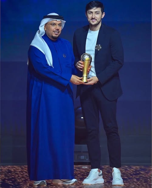 سردار آزمون در مراسم دریافت توپ طلای لیگ امارات