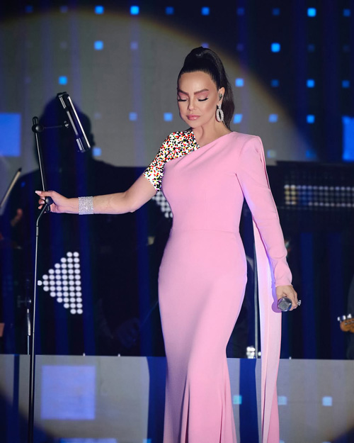 پیراهن‌های رنگارنگ ابرو گوندش