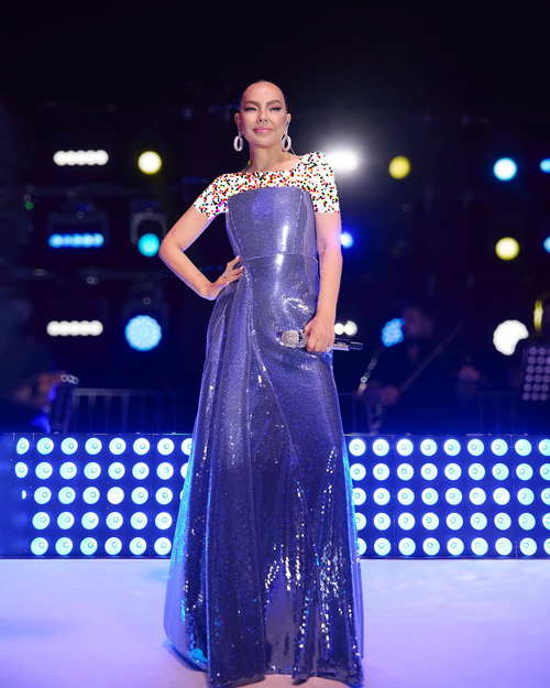 پیراهن‌های رنگارنگ ابرو گوندش