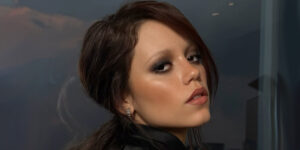 لباس‌ ترسناک بازیگر ونزدی در اکران این سریال سوژه اخبار شد!