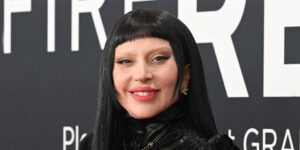 لیدی گاگا و ترکیب لوکس‌ترین کیف با بانمک‌ترین عروسک