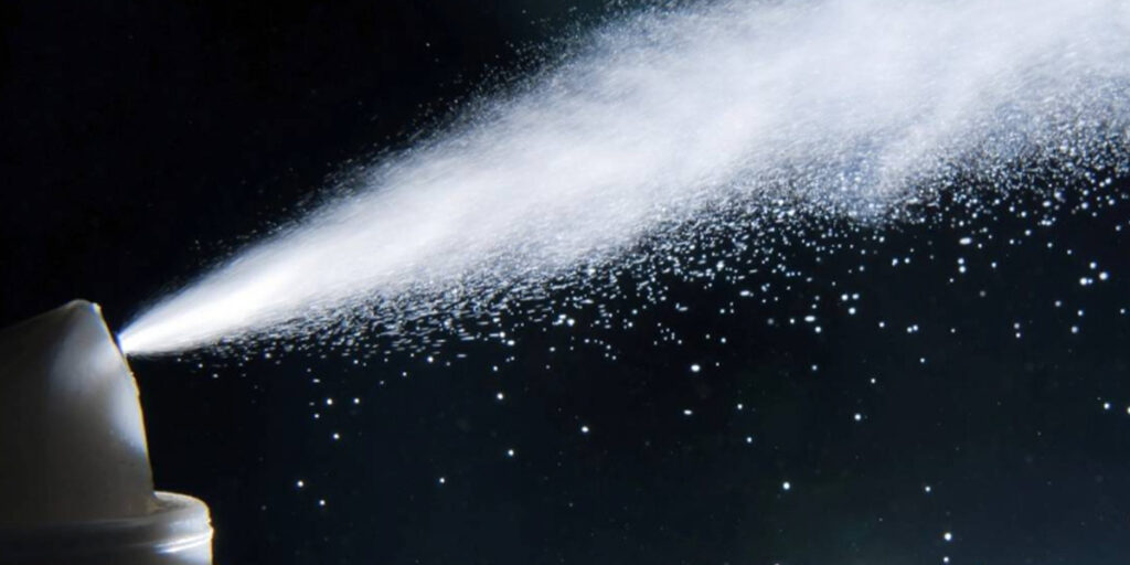 ۵ اسپری ضدتعریق زنانه که از واجبات تابستانی همه خانم‌ها هستند!