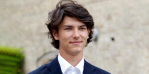 شاهزاده‌ای که پا به دنیای مدلینگ گذاشت؛ جذابیت پرنس نیکولای در رانوی، مردم را متعجب کرد!