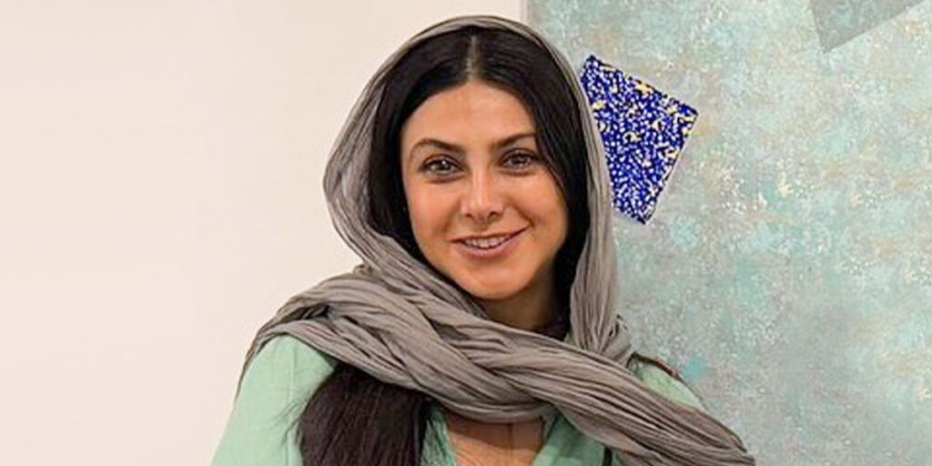 خانم آزاده صمدی؛ شما که انقدر زیبایی کاش مرتب‌تر لباس بپوشی!