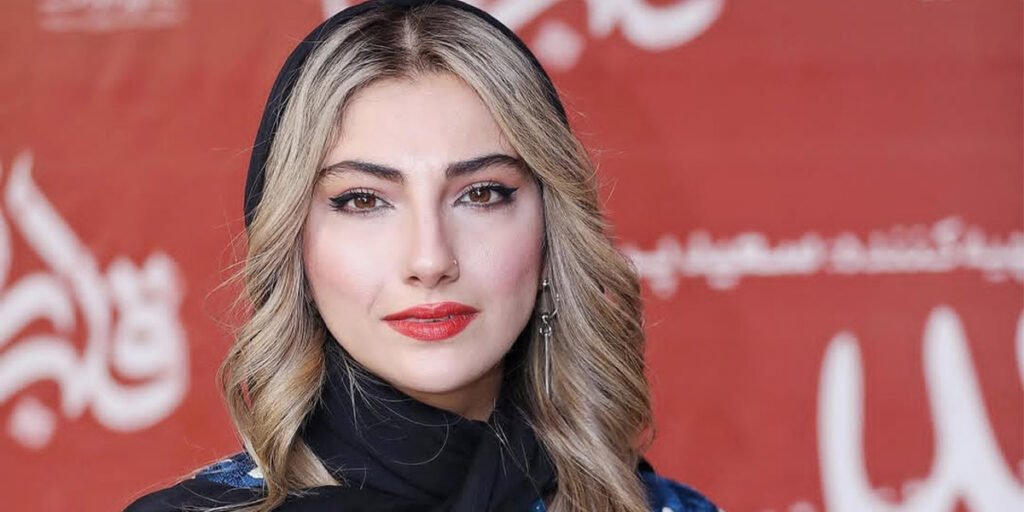 بازیگر سریال «پایتخت» با این استایل گَنگ و جذاب در یک کافه دیده شد