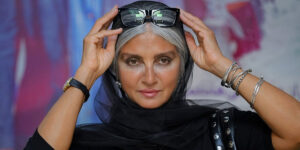 رویا جاویدنیا بعد از مدت‌ها با رنگی غیر از مشکی دیده شد؛ مونوکروم را مثل او ست کنید!