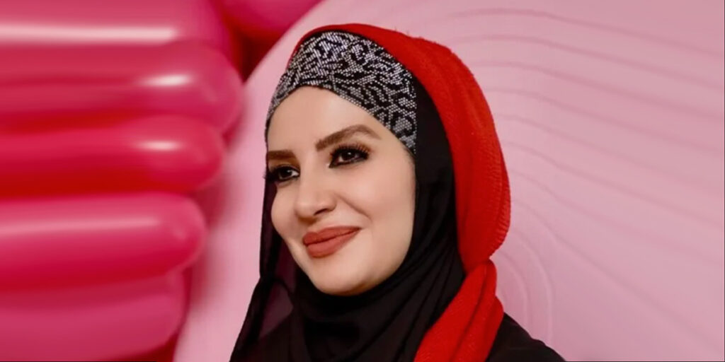 خاله شادونه با این استایل عجیب و غریب، وسط استادیوم فوتبال دیده شد!