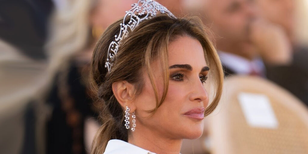 وقتی ملکه رانيا با رنگ زرد و جزئیات لوکس، نگاه‌ها را به خود جلب می‌کند