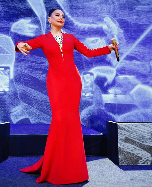 پیراهن‌های رنگارنگ ابرو گوندش