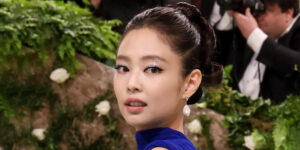 جنی بلک پینک بدون آرایش در خیابان دیده شد؛ همچنان بی‌نقص و زیبا