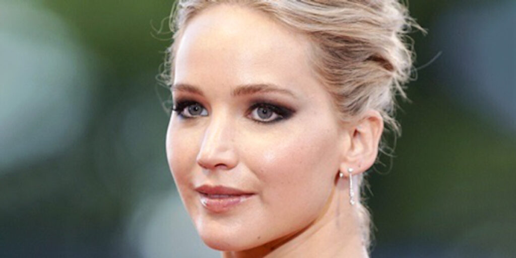 شلوار عجیب این ستاره هالیوود حین دوچرخه سواری، کاربران را شگفت‌زده کرد