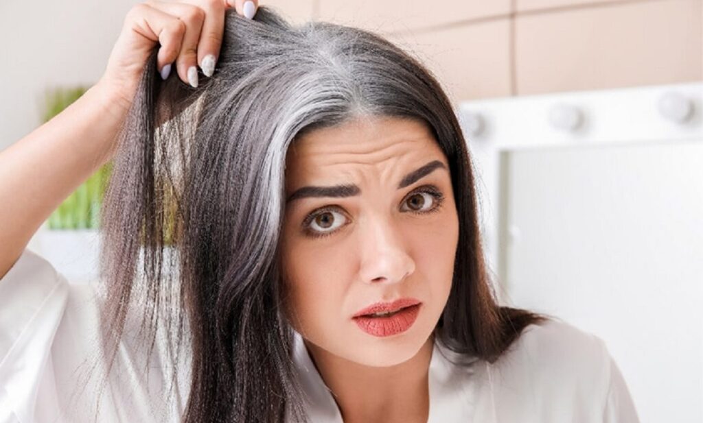 روش‌های خانگی ساده برای از بین بردن سفیدی ریشه موها