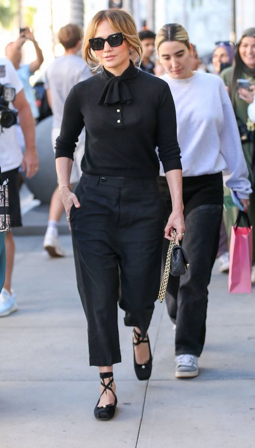 کفش فلت مشکی در استایل سلبریتی‌ها