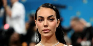 وقتی جورجینا به جای پیراهن، انگشترهای بزرگش را به رخ تمام دنیا می‌کشد!