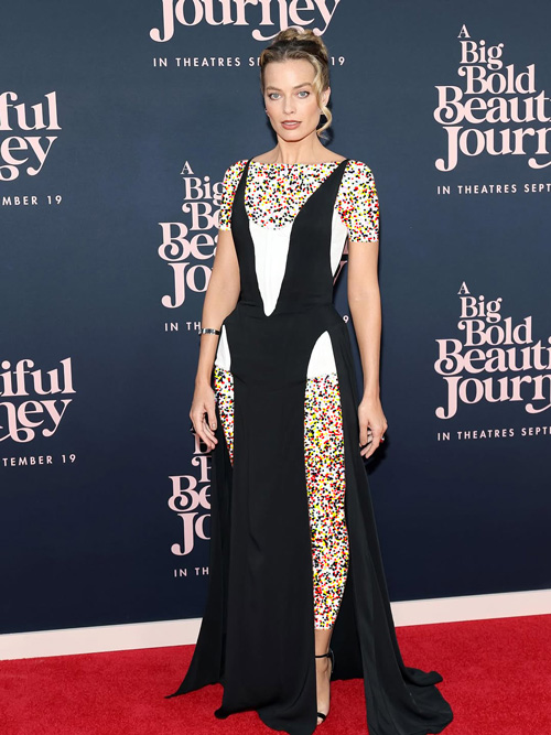 مارگو رابی با لباس قدیمی از موگلر