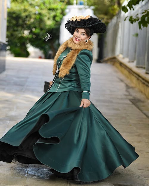 عاطفه رضوی در پشت‌صحنه نمایش فردریک