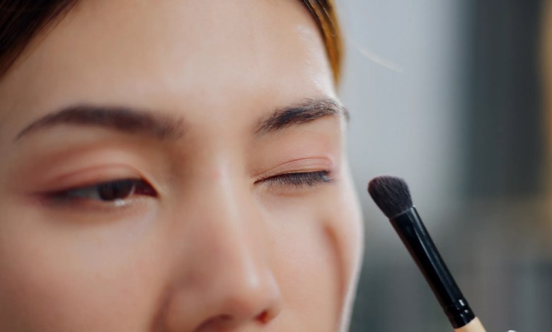 سایه ابرو چیست؟ چطور با آن زیبایی طبیعی‌ را برجسته کنیم؟