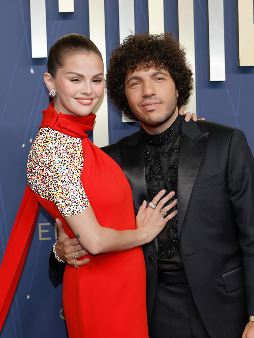 پیراهن‌های قرمز روی فرش قرمز مراسم امی ۲۰۲۵