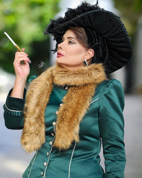 عاطفه رضوی در پشت‌صحنه نمایش فردریک