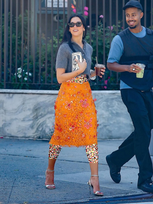 دامن نارنجی دوآ لیپا