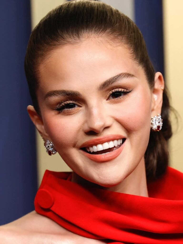 پیراهن‌های قرمز روی فرش قرمز مراسم امی ۲۰۲۵