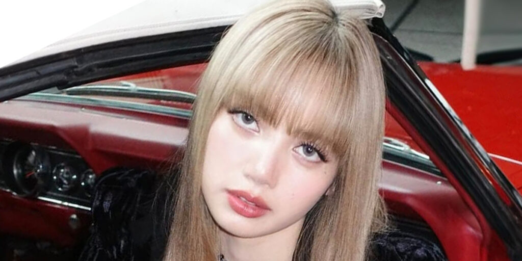 درخشش مانیکورهای صورتی و نگین‌کاری‌شده؛ جزئیات خاص استایل لیسا