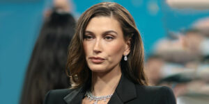 هیلی بیبر چگونه با لباس‌هایی که دمده و قدیمی هستند تا این حد می‌درخشد؟