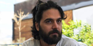 بازیگر «لحظه گرگ و میش» در تئاتر؛ سادگی و جذابیت در استایل پاشا رستمی