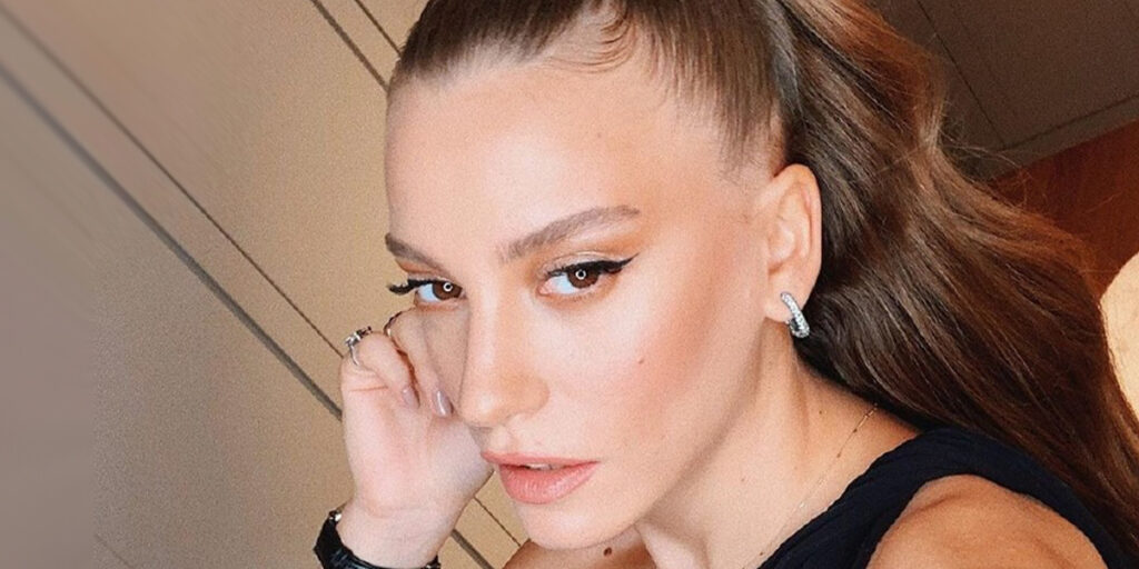 سرنای ساریکایا با کت و شلواری از پوست مار، در دنیای مد خودنمایی کرد