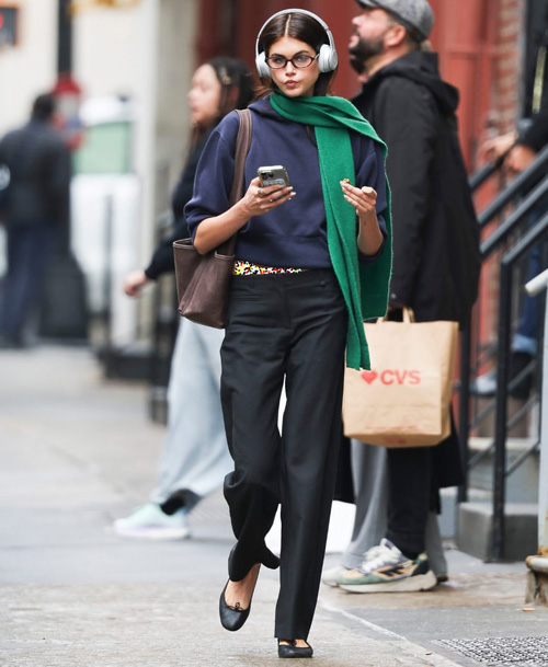 کفش فلت مشکی در استایل سلبریتی‌ها