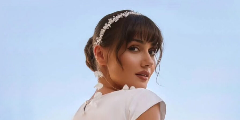 لباس عروس رویایی با دستکش‌های اپرا؛ بازیگر «سیب ممنوعه» جلب توجه کرد