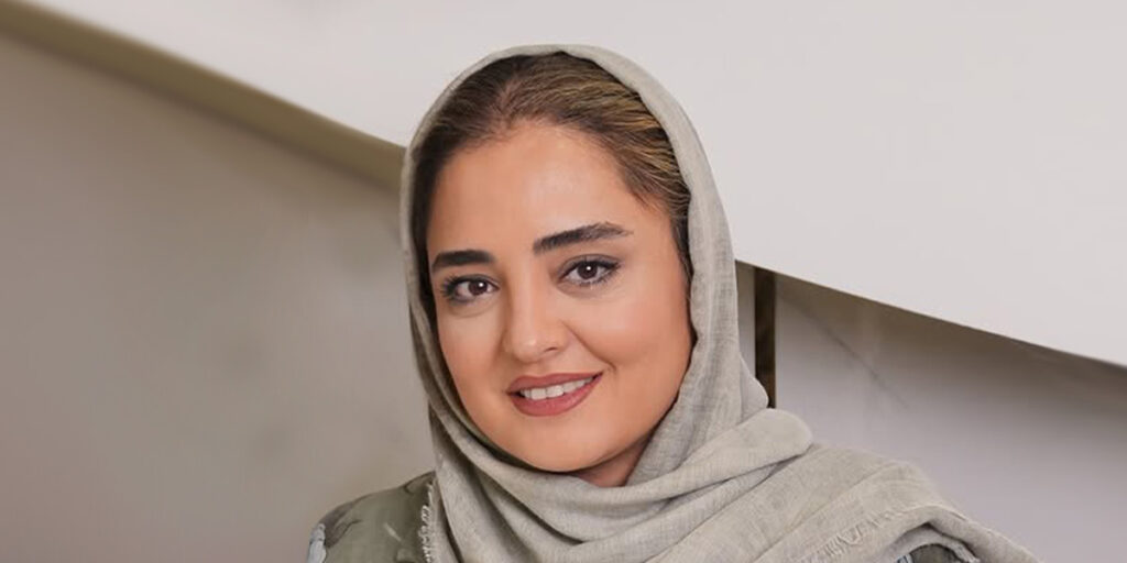 نرگس محمدی با این استایل در پس کوچه‌های روستایی در فرانسه شکار شد