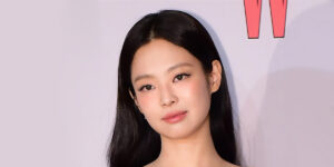 فکرش را هم نمی‌کردید ترکیب بلوز اِپُل‌دار با شلوارک تا این حد شیک و جذاب باشد!