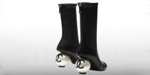 چکمه‌های جدید «شنل» با پاشنه‌های مرواریدی و غول‌پیکر همه را شگفت‌زده کرد!