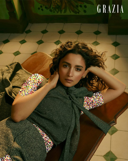 آلیا بات روی جلد مجله