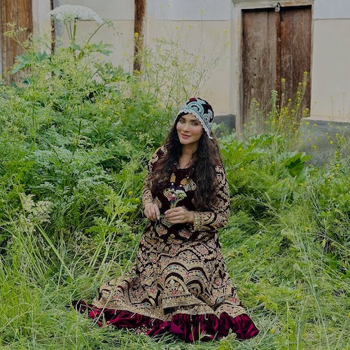 پیراهن رنگارنگ ساناز سعیدی