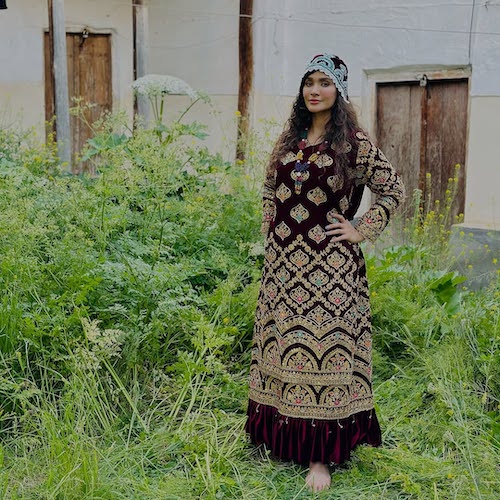 پیراهن رنگارنگ ساناز سعیدی