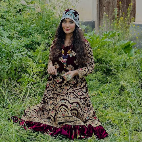 پیراهن رنگارنگ ساناز سعیدی