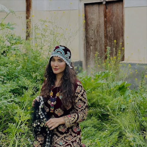 پیراهن رنگارنگ ساناز سعیدی