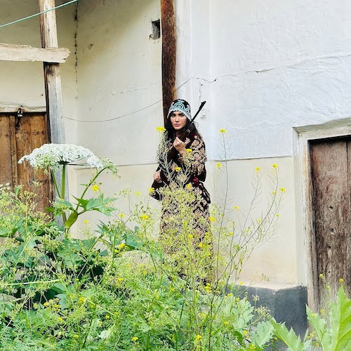 پیراهن رنگارنگ ساناز سعیدی