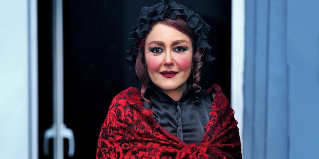 شقایق فراهانی با ترکیب رنگی قرمز و مشکی در جشن عکاسان سینما ظاهر شد