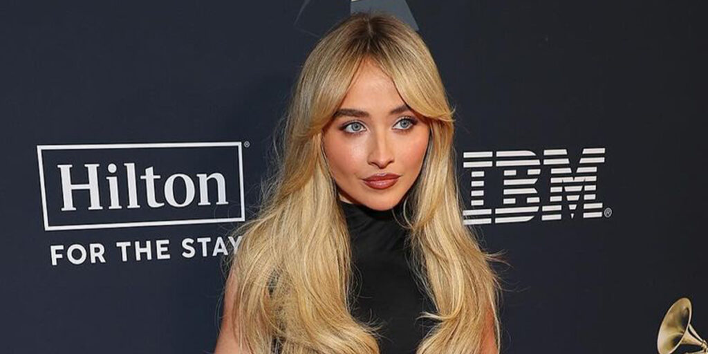 ناخن‌هایی با تزئین جواهرات؛ عکاسان شیفته مدل ناخن‌های خواننده مشهور شدند